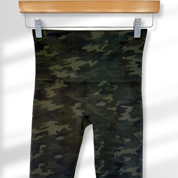 💚 Spanx "Look At Me Now" Seamless Leggings | Green Camo | Size Medium - Picture 2 of 4